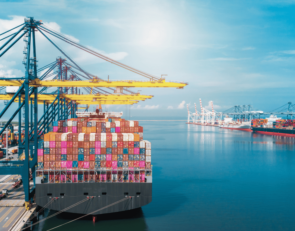 集装箱船与港口设施